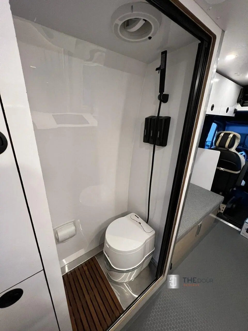 ROLdour – Maßanfertigung. Bestellen Sie jede Patronenlänge in mm bis max. 2000 mm x jede Schienenlänge in mm bis max. 1000 mm (Gesamtgröße bis zu den Außenkanten des Rahmens). THEdoûr Bespoke