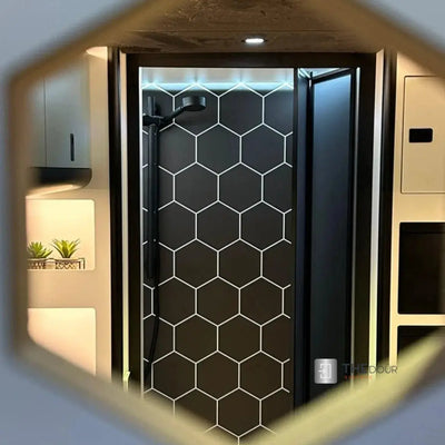 Schwarze FOLdoûr Bi-Fold-Akkordeon-Aluminiumrahmen Schwarze satiniert Acryl-Duschschiebetür für einen Campervan - DIEdoûr Maßanfertigung