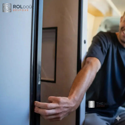 ROLdoûr Maßgeschneiderter Verdunkelungs-Privatsphäre-Türscreen bis zu 2000 mm hoch, einziehbare Rollmagnetverschluss nach Maß THEdoûr Maßgeschneidert