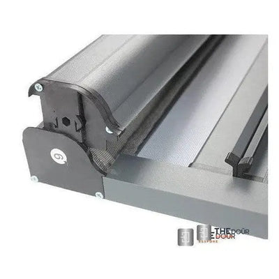 ROLdour – Maßanfertigung. Bestellen Sie jede Patronenlänge in mm bis max. 2000 mm x jede Schienenlänge in mm bis max. 1000 mm (Gesamtgröße bis zu den Außenkanten des Rahmens). THEdoûr Bespoke